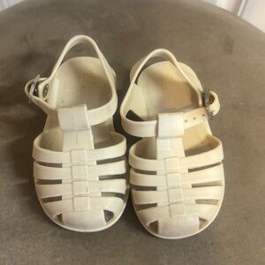 Size 4 Shooshoos Cream lightweight wide toe Seger Jelly Sandals.  In EUC!
